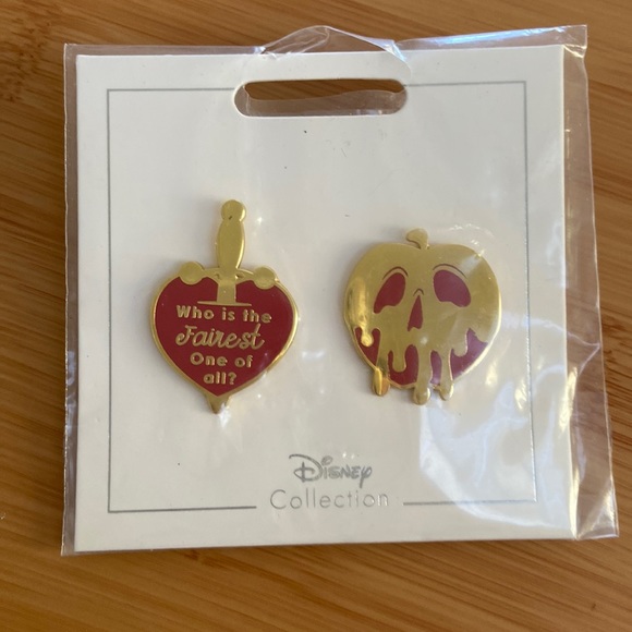 2021 Disney Parks Collection Snow White pin set of 2 poison apple, stabbed heart - Picture 1 of 5